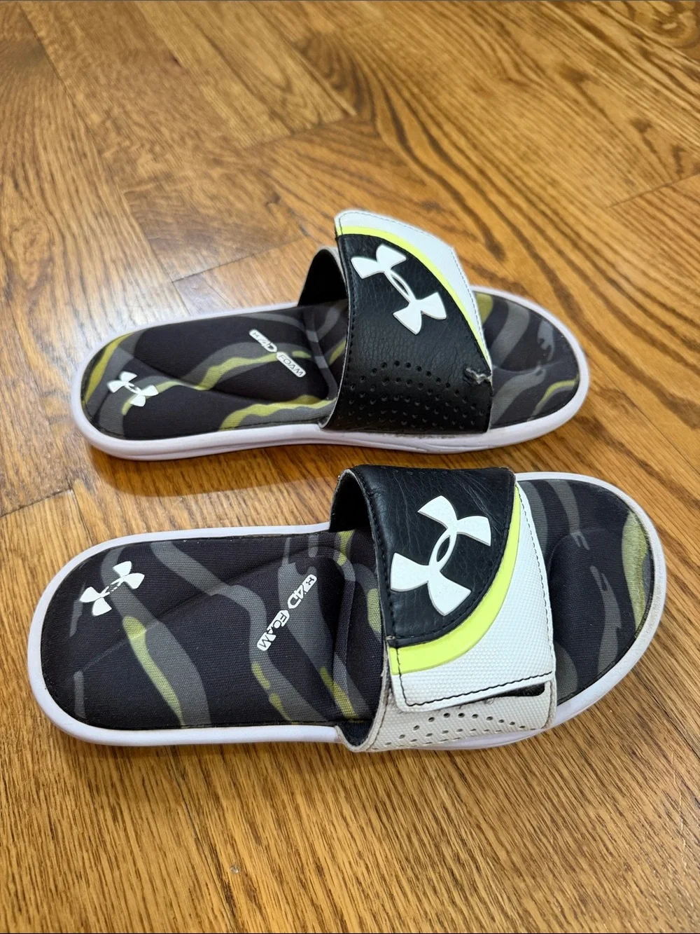 Boy’s Under Armour Flip Flops. Size 3Y. Excellent Condition.